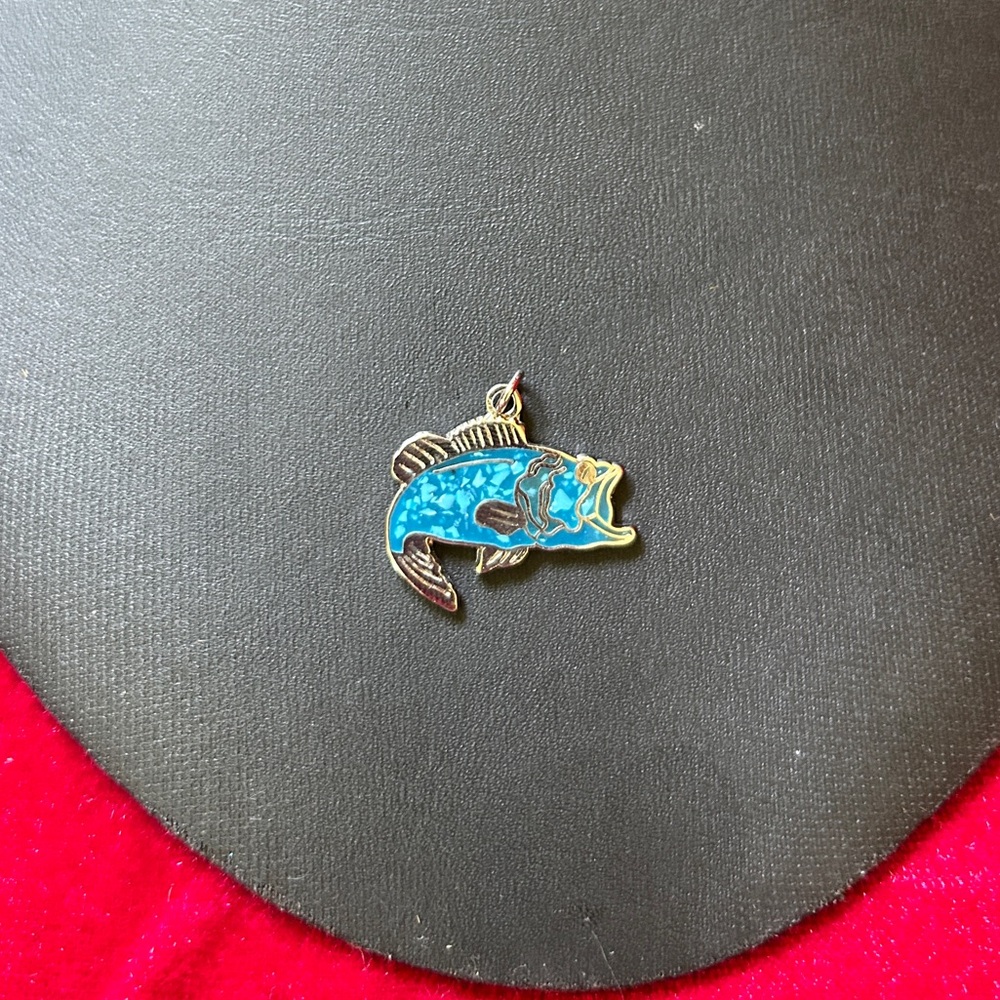 DEADSTOCK VINTAGE SILVER PLATED CRUSHED TURQUOISE FISH PENDANT FISH NECKLACE